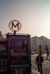 14th-arrondissement;-Kaleidos;-Kaleidos-images;-La-parole-à-limage;-Metro-sign;-Newsstand;-Paris;-Place-Denfert-Rochereau;-Press-kiosk;-Stories-Pictures;-Street-scene;-Subway-signage;-Tarek-Charara